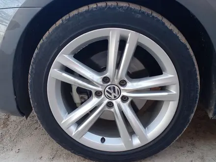 Volkswagen Passat 2014 года за 6 300 000 тг. в Атырау – фото 25