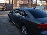 Volkswagen Passat 2014 годаfor6 300 000 тг. в Атырау – фото 5