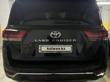 Toyota Land Cruiser 2023 года за 58 600 000 тг. в Костанай – фото 2