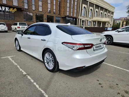 Toyota Camry 2018 года за 15 000 000 тг. в Актобе – фото 3