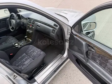 Mercedes-Benz E 320 1997 года за 2 600 000 тг. в Алматы – фото 40
