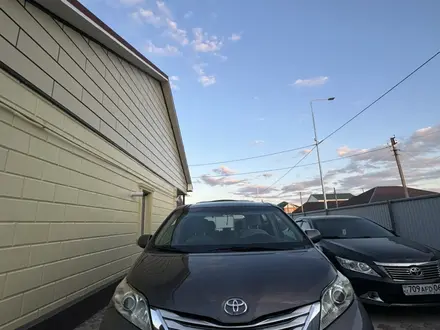 Toyota Sienna 2013 года за 11 000 000 тг. в Атырау – фото 2