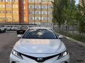 Toyota Camry 2023 года за 15 000 000 тг. в Актобе – фото 2