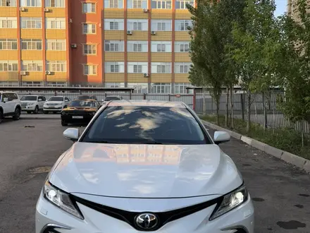 Toyota Camry 2023 года за 15 000 000 тг. в Актобе – фото 2