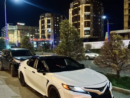 Toyota Camry 2022 года за 19 000 000 тг. в Алматы – фото 2