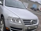 Volkswagen Touareg 2005 года за 3 500 000 тг. в Караганда – фото 2