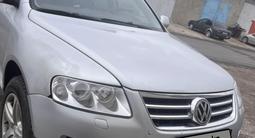 Volkswagen Touareg 2005 года за 3 500 000 тг. в Караганда – фото 2