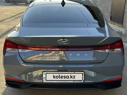 Hyundai Elantra 2022 года за 9 120 806 тг. в Аксай – фото 4