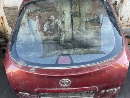 Крышка багажника на Тайота Каролла 110 за 100 тг. в Алматы – фото 2