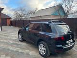 Volkswagen Touareg 2005 года за 4 500 000 тг. в Актобе – фото 2