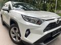 Toyota RAV4 2021 года за 19 300 000 тг. в Алматы – фото 2