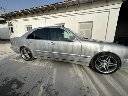 Mercedes-Benz E 280 2000 года за 5 000 000 тг. в Туркестан – фото 2