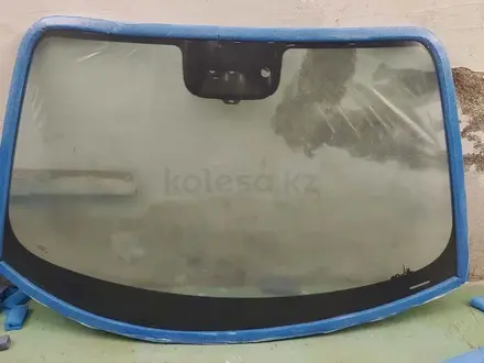 Оригинальное стекло лобовое за 50 000 тг. в Алматы