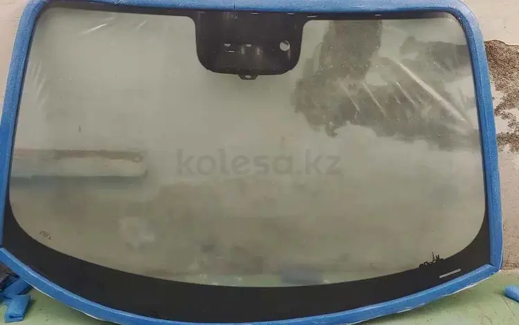 Оригинальное стекло лобовое за 50 000 тг. в Алматы