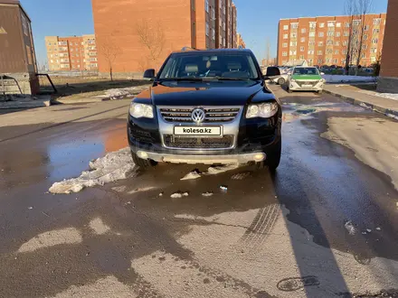 Volkswagen Touareg 2008 года за 7 500 000 тг. в Астана