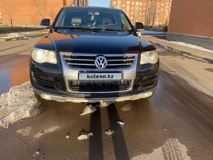 Volkswagen Touareg 2008 года за 7 500 000 тг. в Астана – фото 2