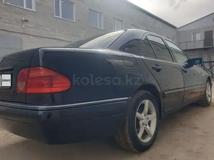 Mercedes-Benz E 230 1995 года за 2 650 000 тг. в Павлодар – фото 3