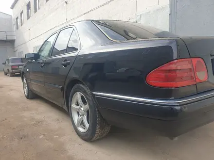 Mercedes-Benz E 230 1995 года за 2 650 000 тг. в Павлодар – фото 4