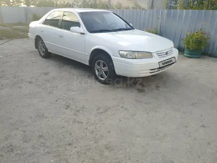 Toyota Camry 1998 года за 3 300 000 тг. в Зайсан – фото 2