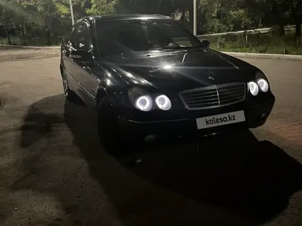 Mercedes-Benz C 240 2001 года за 2 850 000 тг. в Караганда – фото 2