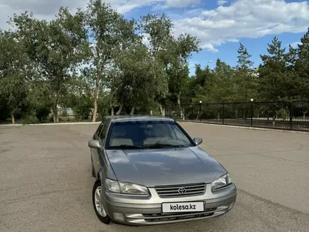 Toyota Camry 1999 года за 3 500 000 тг. в Караганда – фото 2