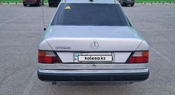 Mercedes-Benz E 200 1993 годаүшін1 189 999 тг. в Актобе – фото 5