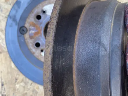 Диски тормозные задние пара на Хонда CR-V 3 за 25 000 тг. в Караганда – фото 2