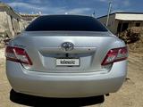 Toyota Camry 2011 годаfor4 500 000 тг. в Атырау – фото 2