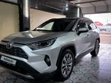 Toyota RAV4 2022 года за 18 700 000 тг. в Уральск – фото 2