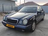 Mercedes-Benz E 240 1997 года за 2 850 000 тг. в Атырау