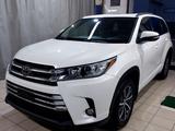 Toyota Highlander 2017 года за 14 500 000 тг. в Уральск – фото 2