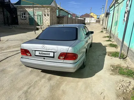 Mercedes-Benz E 320 1998 года за 3 900 000 тг. в Актау – фото 3