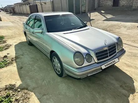 Mercedes-Benz E 320 1998 года за 3 900 000 тг. в Актау – фото 2