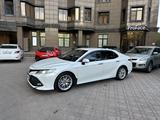 Toyota Camry 2018 года за 13 500 000 тг. в Алматы – фото 2
