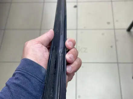 Заднаяя накладка правой двери Rav 4e 50 за 25 000 тг. в Караганда – фото 3