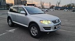 Volkswagen Touareg 2008 года за 8 200 000 тг. в Алматы – фото 2