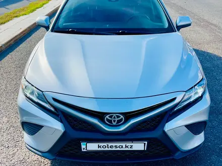 Toyota Camry 2018 года за 8 200 000 тг. в Астана – фото 2