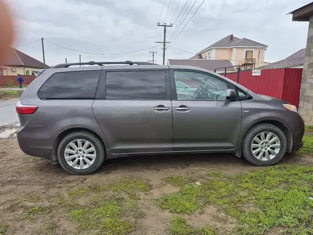 Toyota Sienna 2016 года за 15 000 000 тг. в Уральск – фото 2