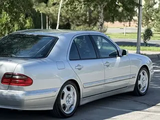 Mercedes-Benz E 320