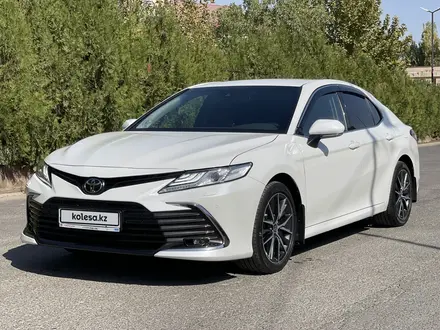 Toyota Camry 2021 года за 24 800 000 тг. в Шымкент