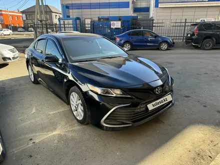 Toyota Camry 2021 года за 13 500 000 тг. в Атырау – фото 7