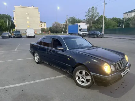 Mercedes-Benz E 230 1996 года за 1 800 000 тг. в Астана – фото 2