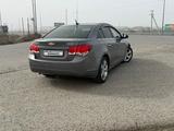 Chevrolet Cruze 2011 года за 3 500 000 тг. в Атырау – фото 2
