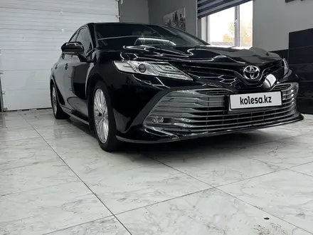 Toyota Camry 2018 года за 14 500 000 тг. в Актобе – фото 3