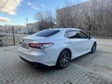 Toyota Camry 2021 года за 17 500 000 тг. в Актобе – фото 5