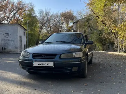 Toyota Camry 1997 года за 3 000 000 тг. в Алматы – фото 2