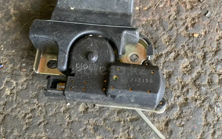 Замок крышки багажника на тойота камри 30 за 20 000 тг. в Алматы