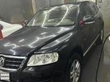 Volkswagen Touareg 2005 годаүшін2 600 000 тг. в Актобе – фото 2