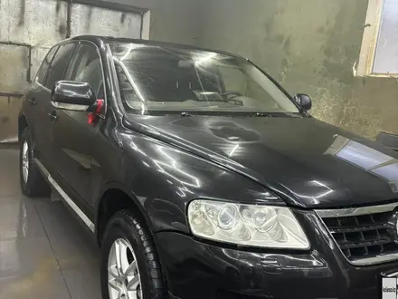 Volkswagen Touareg 2005 года за 2 600 000 тг. в Актобе – фото 9