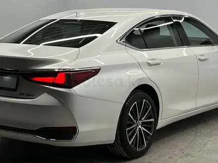 Lexus ES 250 2022 года за 27 000 000 тг. в Алматы – фото 4